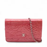 シャネル カメリア パテントレザー チェーンウォレット ピンク
