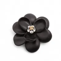 美品☆シャネル　カメリア 黒革コサージュ　ココマーク ロゴ　レザー　ヴィンテージ 未使用 CHANELフランス製ブラックレザーカメリアコサージュ | JVINTAGE