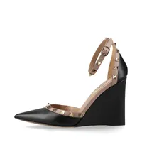 クリスチャンルブタン パテントレザー パンプス 34 レディース