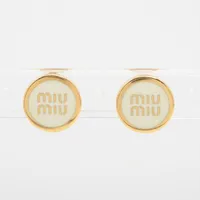 miu miu ゴールドロゴピアス(両耳用) Miu Miu ロゴ ピアス | ゴールドトーン | FARFETCH JP miumiu ピアス