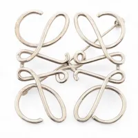 ロエベ アナグラム ブローチ メタル シルバー