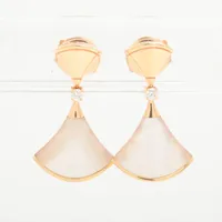 ブルガリ ディーヴァドリーム シェル ダイヤ ピアス 750(PG) 5.5g 350740