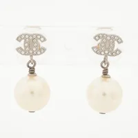 シャネル ココマーク A25V ピアス(両耳用) GP×ラインストーン×フェイクパール シルバー