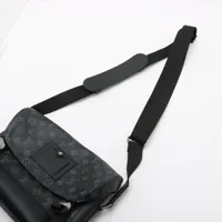 ヴィトン モノグラムエクリプス メッセンジャーヴォワヤージュPM