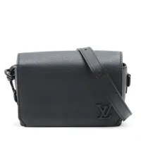 ヴィトン トリヨン LV ヴェルティカル ウォレット カプシーヌ M81330