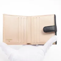 シャネル カメリア ラムスキン コンパクトウォレット ブラック