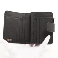 プラダ サフィアーノ レザー コンパクトウォレット ブラック A4532075