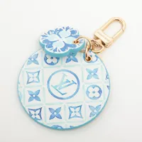 ヴィトン キーホルダーイリュストレリゾート M01132 GP×PVC チャーム DI1294 ブルー