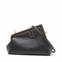 フェンディ ファースト レザー ショルダーバッグ フェンディ ファースト レザー ショルダーバッグ ブルー A