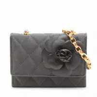 【A®︎*・゜即購入OK‼︎ さま用】シャネル　カメリア　三つ折り　2195 CHANEL シャネル カメリア エンボス 三つ折り コンパクト 財布 黒 グレ