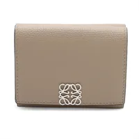 ロエベ アナグラム トライフォールド ウォレット バーガンディー ロエベ アナグラム トライフォールド レザー コンパクトウォレット