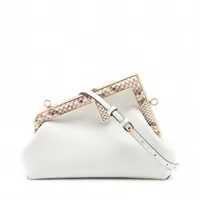 フェンディ ファースト レザー ショルダーバッグ ホワイト