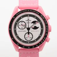 オメガ×スウォッチ ミッショントゥ ザ ピンク ムーン SO33P700 CE×ナイロン QZ ピンク文字盤