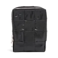 ボッテガヴェネタ マキシイントレチャート カセット レザー ボディバッグ ブラック