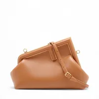 フェンディ ファースト レザー ショルダーバッグ ブラウン