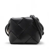 ボッテガヴェネタ マキシイントレチャート ミニ カセット カメラ バッグ レザー ショルダーバッグ ブラック