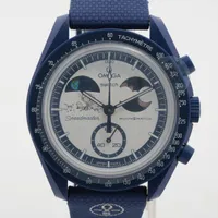 オメガ×スウォッチ スピードマスター ミッション トゥ アースフェイズ ムーンシャインゴールド スヌーピー SO33N704L CE×ラバー QZ ホワイト文字盤