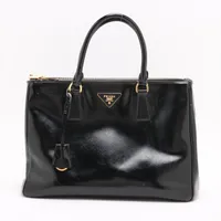 プラダ サフィアーノ トライアング 2ML049 レザー コンパクト