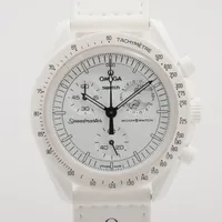 オメガ×スウォッチ ミッション トゥ ザ ムーンフェイズ フルムーン スヌーピー SO33W700 CE×ナイロン QZ ホワイト文字盤