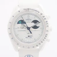 オメガ×スウォッチ ミッション トゥ ザ ムーンフェイズ フルムーン スヌーピー CE×ラバー QZ ホワイト文字盤