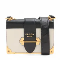 プラダ サフィアーノ カイエ レザー ショルダーバッグ ホワイト